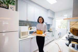 wanita sedang memegang tray di dapur